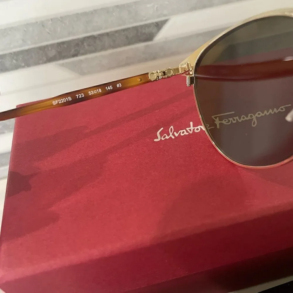 NIB SALVATORE FERRAGAMO SF2201S-723-53 Ladies Sunglasses